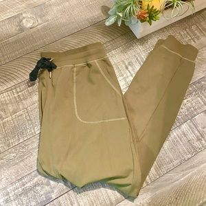 ZYIA ACTIVE OLIVE UNWIND JOGGERS 💚🖤